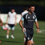 Lionel Scaloni en el banquillo de Argentina durante un partido, celebrando su liderazgo y credibilidad