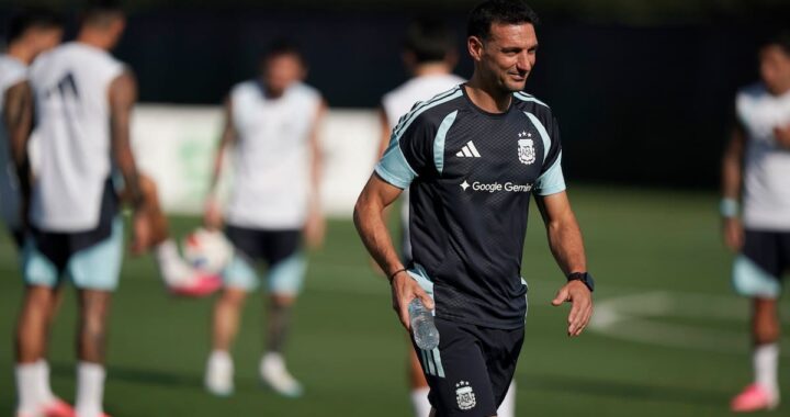 Lionel Scaloni en el banquillo de Argentina durante un partido, celebrando su liderazgo y credibilidad