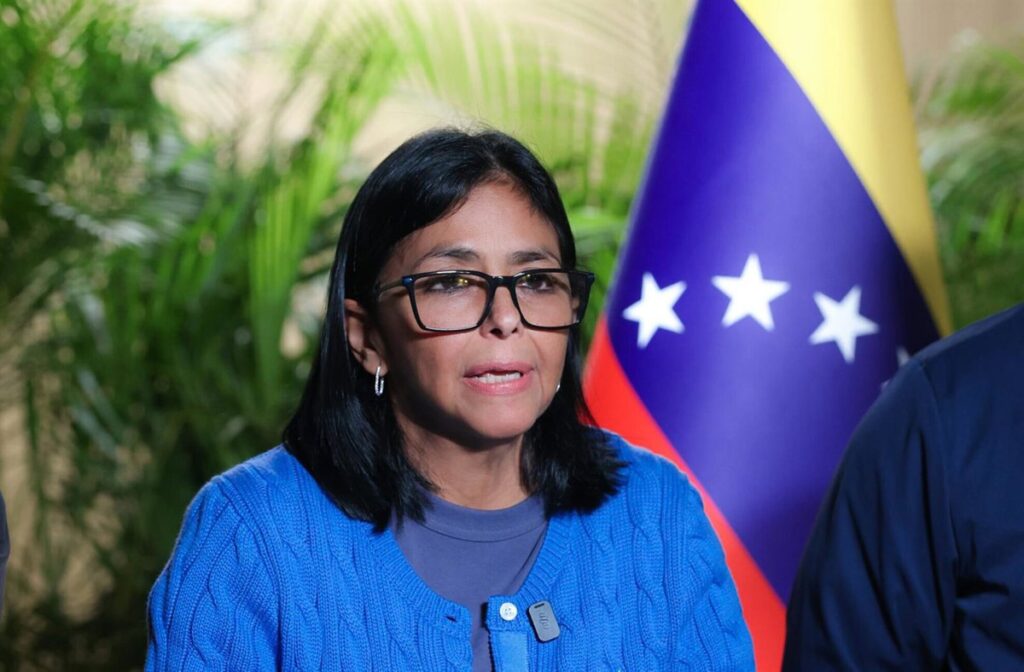Delcy Rodríguez en rueda de prensa con voz quebrada anunciando su afección de salud