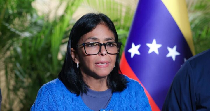 Delcy Rodríguez en rueda de prensa con voz quebrada anunciando su afección de salud