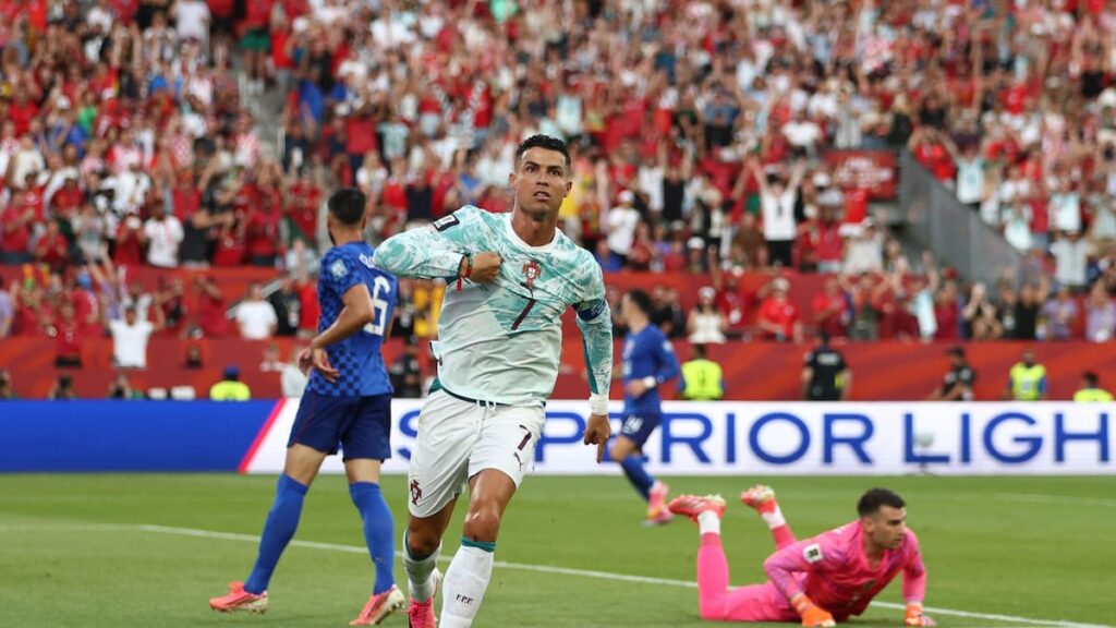 Cristiano Ronaldo celebra su gol de penal tras decisión del VAR en Croacia vs Portugal
