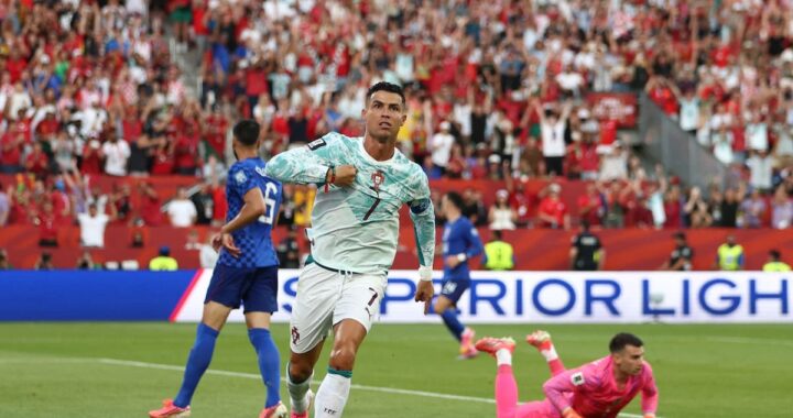 Cristiano Ronaldo celebra su gol de penal tras decisión del VAR en Croacia vs Portugal