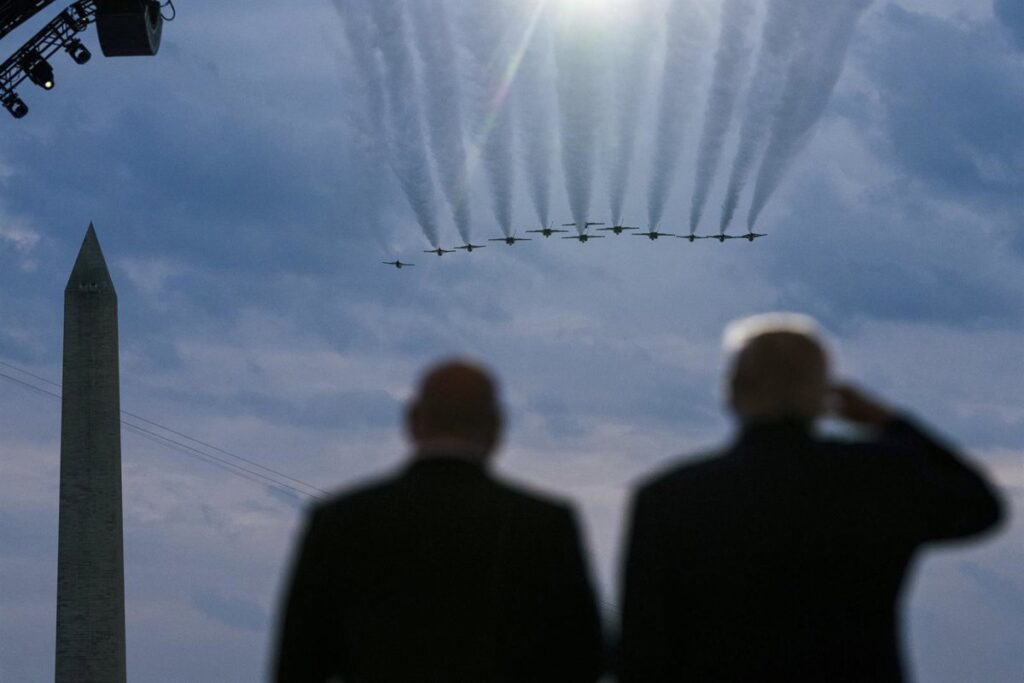 Donald Trump en el Monumento a Washington durante Freedom 250 con fuegos artificiales y multitudes