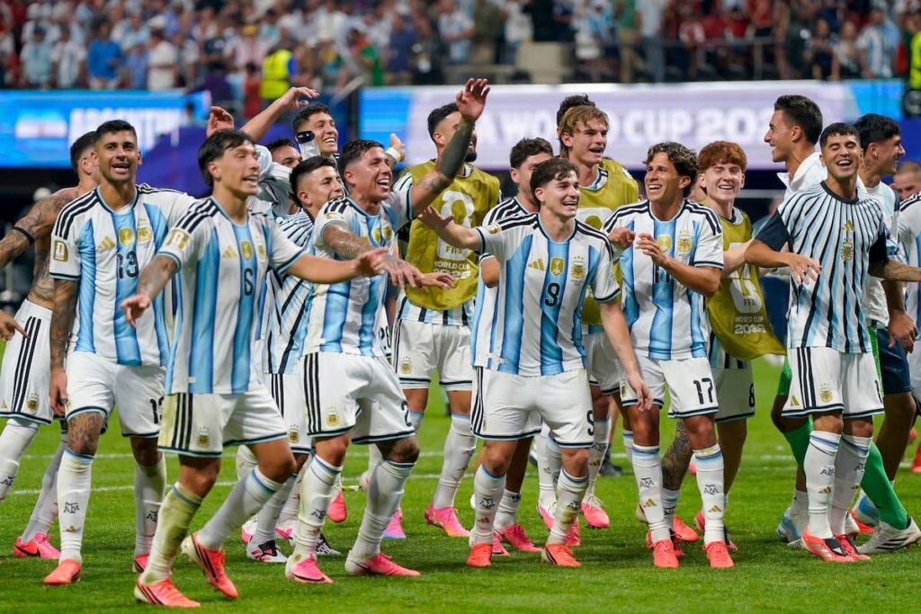 Argentina celebra remontada épica contra Egipto con Messi y Scaloni emocionados en el campo