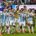 Argentina celebra remontada épica contra Egipto con Messi y Scaloni emocionados en el campo