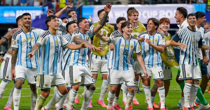 Argentina celebra remontada épica contra Egipto con Messi y Scaloni emocionados en el campo