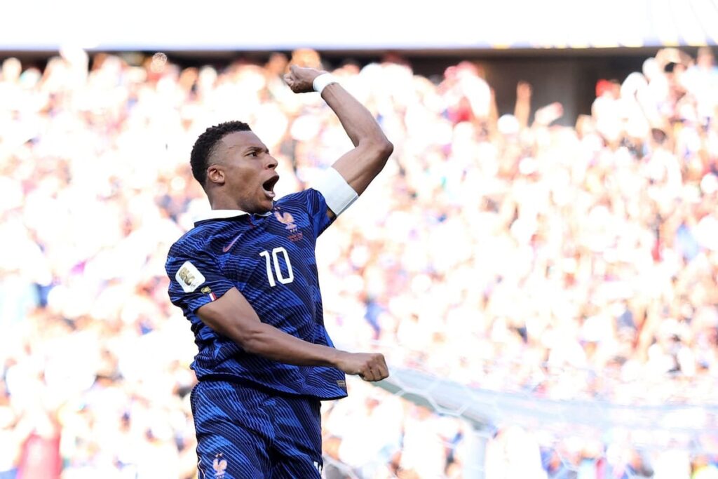 Kylian Mbappé celebra su gol de penal que clasificó a Francia a cuartos de final en partido caótico