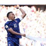 Kylian Mbappé celebra su gol de penal que clasificó a Francia a cuartos de final en partido caótico