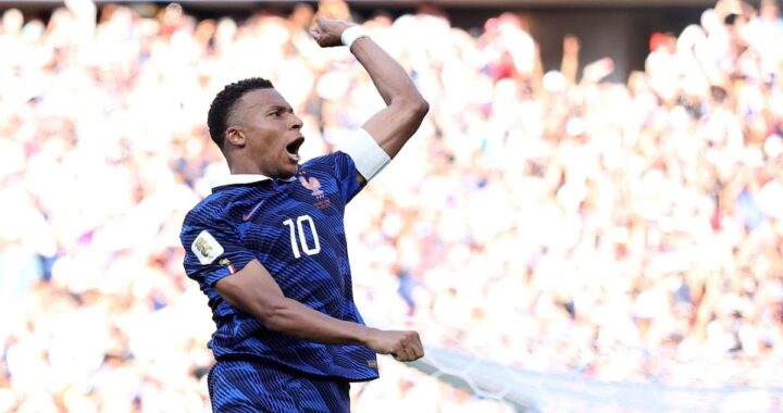 Kylian Mbappé celebra su gol de penal que clasificó a Francia a cuartos de final en partido caótico