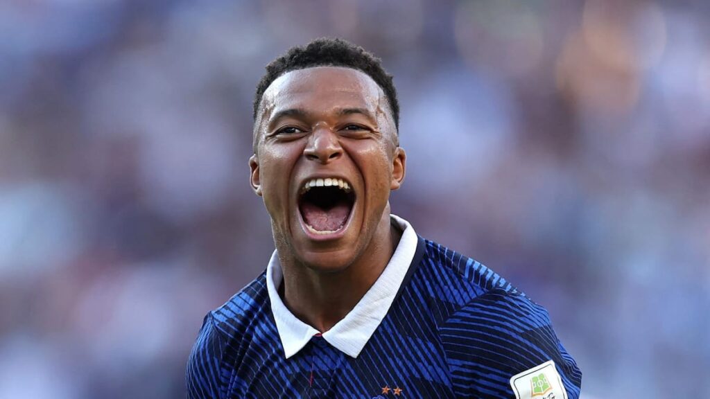 Kylian Mbappé celebra su gol de penal decisivo contra Paraguay en partido táctico en Filadelfia
