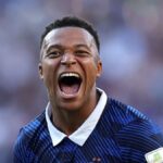 Kylian Mbappé celebra su gol de penal decisivo contra Paraguay en partido táctico en Filadelfia