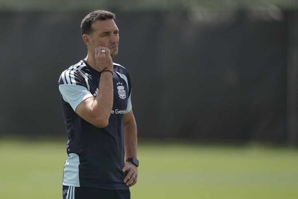 Lionel Scaloni analiza a sus jugadores durante entrenamiento con el plantel completo de Argentina antes del partido