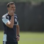 Lionel Scaloni analiza a sus jugadores durante entrenamiento con el plantel completo de Argentina antes del partido