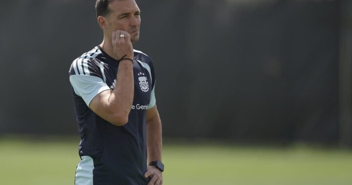 Lionel Scaloni analiza a sus jugadores durante entrenamiento con el plantel completo de Argentina antes del partido