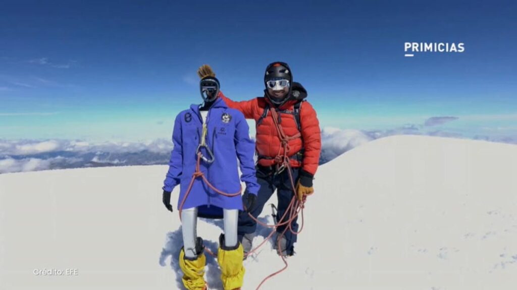 Robot humanoide Pemba José en la cumbre del Chimborazo con cámaras y equipo de exploración científica