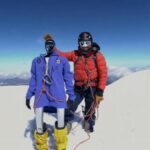 Robot humanoide Pemba José en la cumbre del Chimborazo con cámaras y equipo de exploración científica