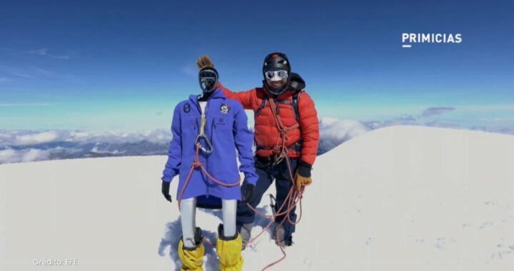 Robot humanoide Pemba José en la cumbre del Chimborazo con cámaras y equipo de exploración científica