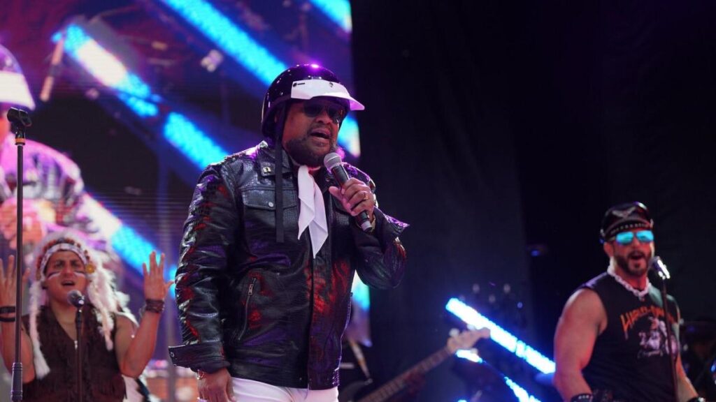 Victor Willis con Village People en 2026 con sus trajes característicos de policía y marinero