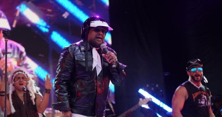 Victor Willis con Village People en 2026 con sus trajes característicos de policía y marinero