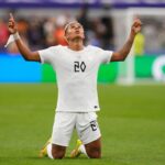 Antonio Nusa celebra su gol espejo con Noruega mientras sostiene su libro 'Alt starter med en drøm'