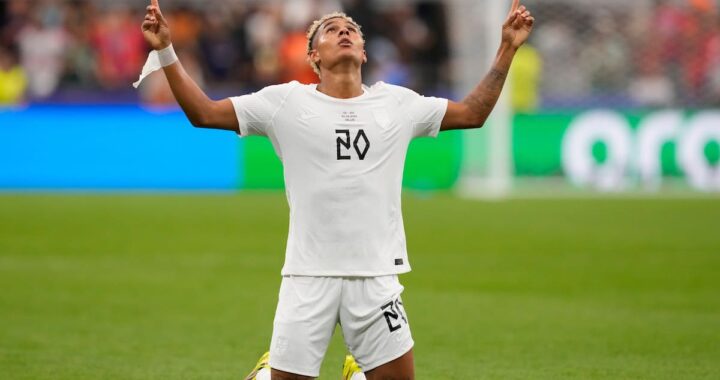 Antonio Nusa celebra su gol espejo con Noruega mientras sostiene su libro 'Alt starter med en drøm'