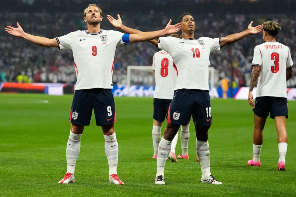 Jude Bellingham celebra su gol de palomita en el 3-2 de Inglaterra sobre México en el Azteca con lluvia y altitud