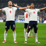 Jude Bellingham celebra su gol de palomita en el 3-2 de Inglaterra sobre México en el Azteca con lluvia y altitud