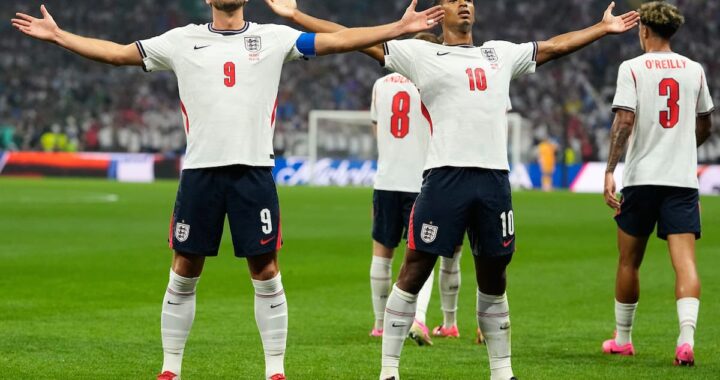 Jude Bellingham celebra su gol de palomita en el 3-2 de Inglaterra sobre México en el Azteca con lluvia y altitud
