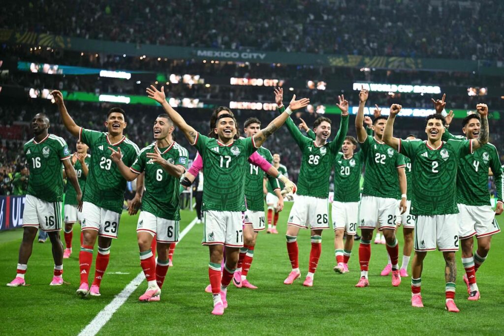 Julián Quiñones celebra su gol en el 2-0 de México sobre Ecuador en el Azteca con arco invicto