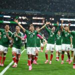 Julián Quiñones celebra su gol en el 2-0 de México sobre Ecuador en el Azteca con arco invicto