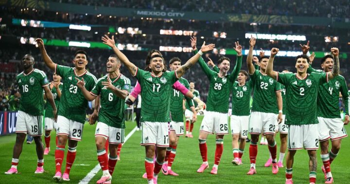 Julián Quiñones celebra su gol en el 2-0 de México sobre Ecuador en el Azteca con arco invicto