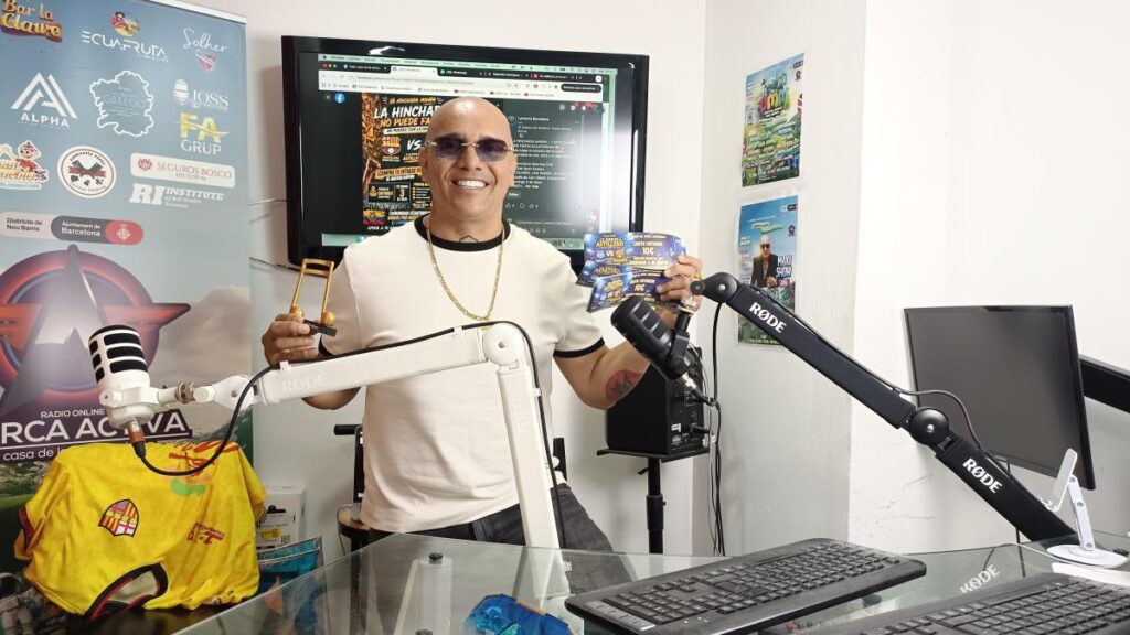 Maxi Show animando fiesta juliana con bandera de Guayaquil en Europa
