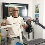 Maxi Show animando fiesta juliana con bandera de Guayaquil en Europa