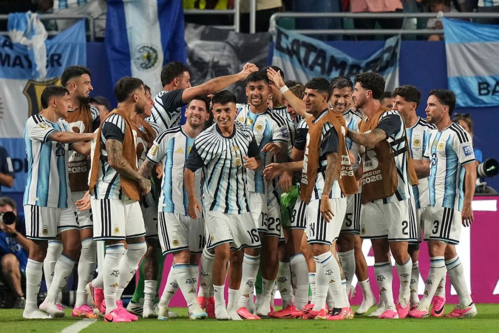 Lionel Messi celebra el gol de Argentina ante Cabo Verde en partido agónico del Mundial