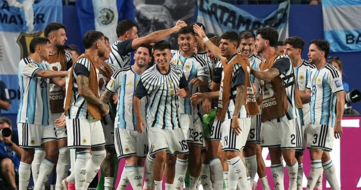 Lionel Messi celebra el gol de Argentina ante Cabo Verde en partido agónico del Mundial