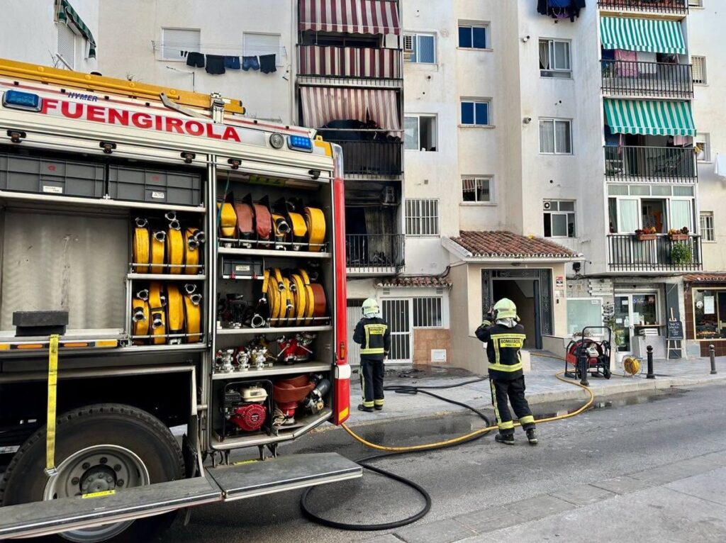 Edificio en Fuengirola con humo tras incendio que dejó 40 desalojados y un herido en calle Fray Luis de León