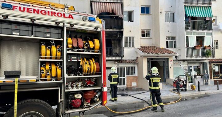Edificio en Fuengirola con humo tras incendio que dejó 40 desalojados y un herido en calle Fray Luis de León