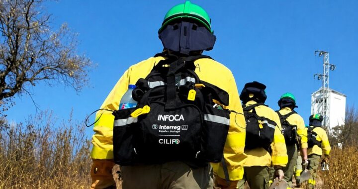 Helicópteros y aviones combaten el incendio en Santa Elena mientras 190 personas son evacuadas