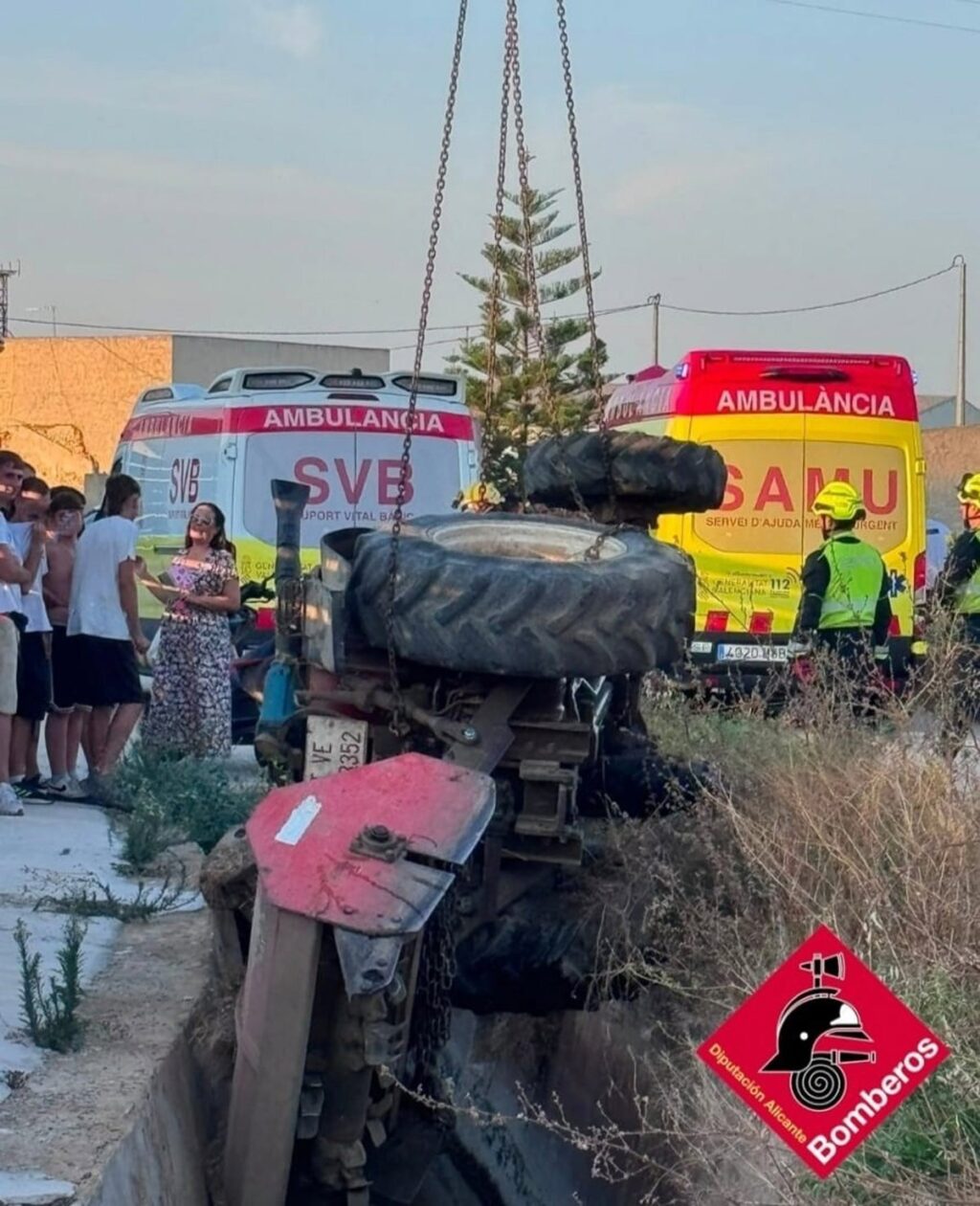 Bomberos rescatando a hombre atrapado en tractor volcado dentro de una acequia en Callosa de Segura