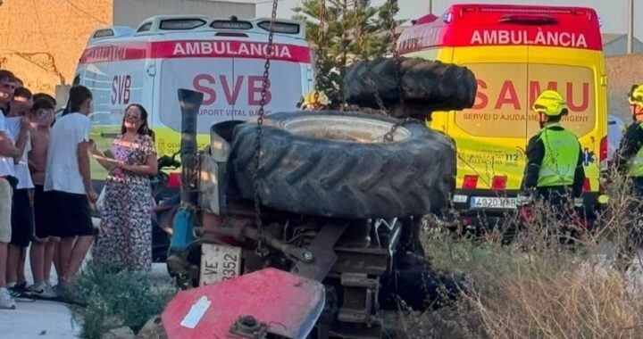 Bomberos rescatando a hombre atrapado en tractor volcado dentro de una acequia en Callosa de Segura