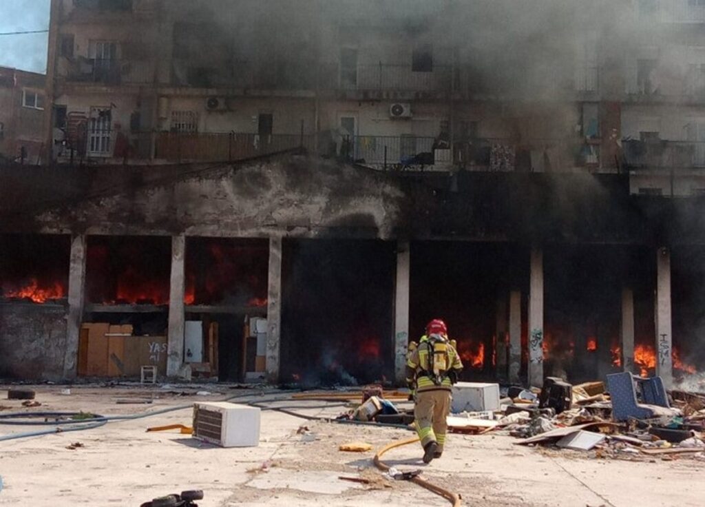 Bomberos trabajando para extinguir incendio en edificio de la calle Picayo en València