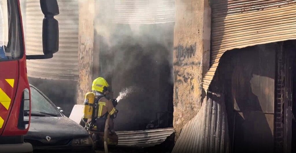 Edificio con daños por incendio en calle Picayo de València tras desalojo de vivienda okupada