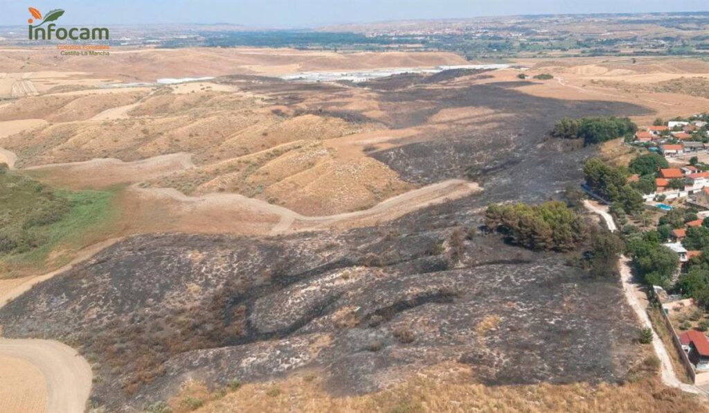 Equipos de emergencia trabajan para extinguir el incendio forestal en Borox con 89 efectivos y 20 medios terrestres