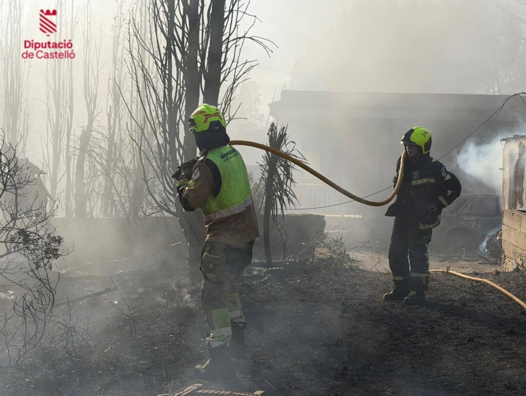Bomberos y medios aéreos combatiendo incendio en zona de interfaz urbano-forestal en Peñíscola