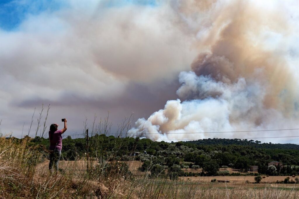 Bomberos luchando contra el incendio en Bisbal d'Empordà con 2.200 hectáreas quemadas y viento de marinada