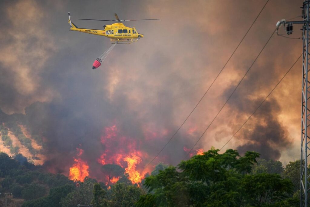 Aviones y helicópteros del Plan Infoca combatiendo el incendio forestal en Beas de Granada en el paraje Camino de El Cortijillo