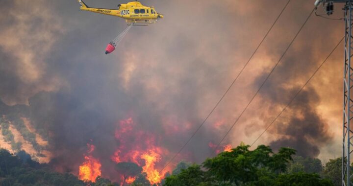 Aviones y helicópteros del Plan Infoca combatiendo el incendio forestal en Beas de Granada en el paraje Camino de El Cortijillo