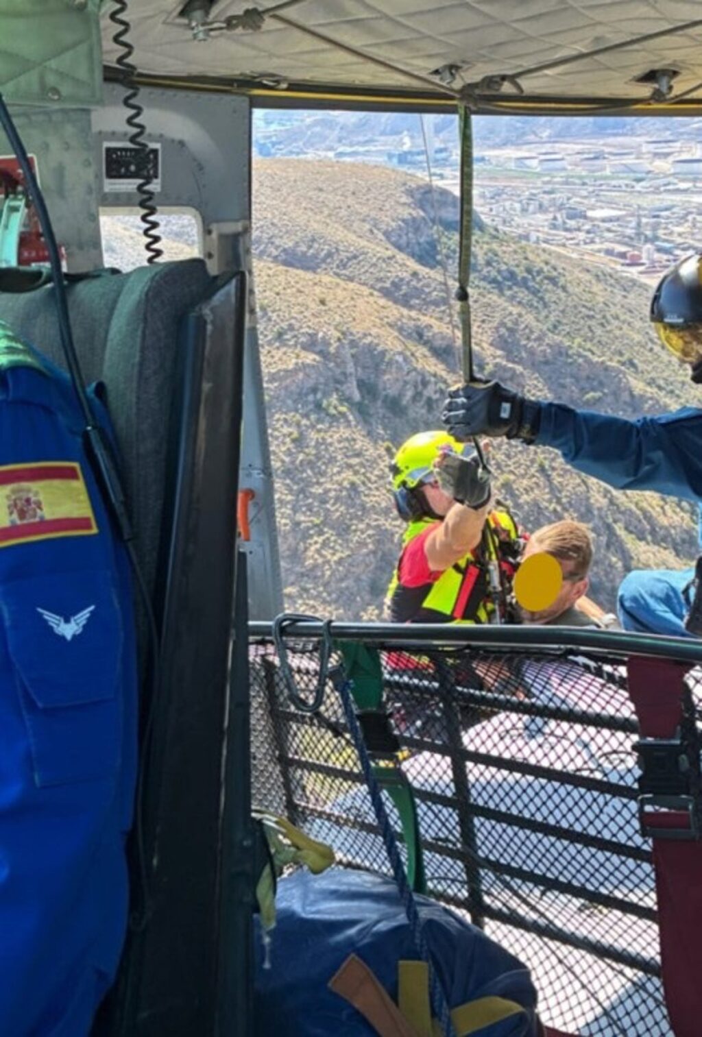 Helicóptero rescatando a excursionistas en barranco de La Fausilla con síntomas de deshidratación