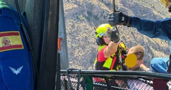 Helicóptero rescatando a excursionistas en barranco de La Fausilla con síntomas de deshidratación