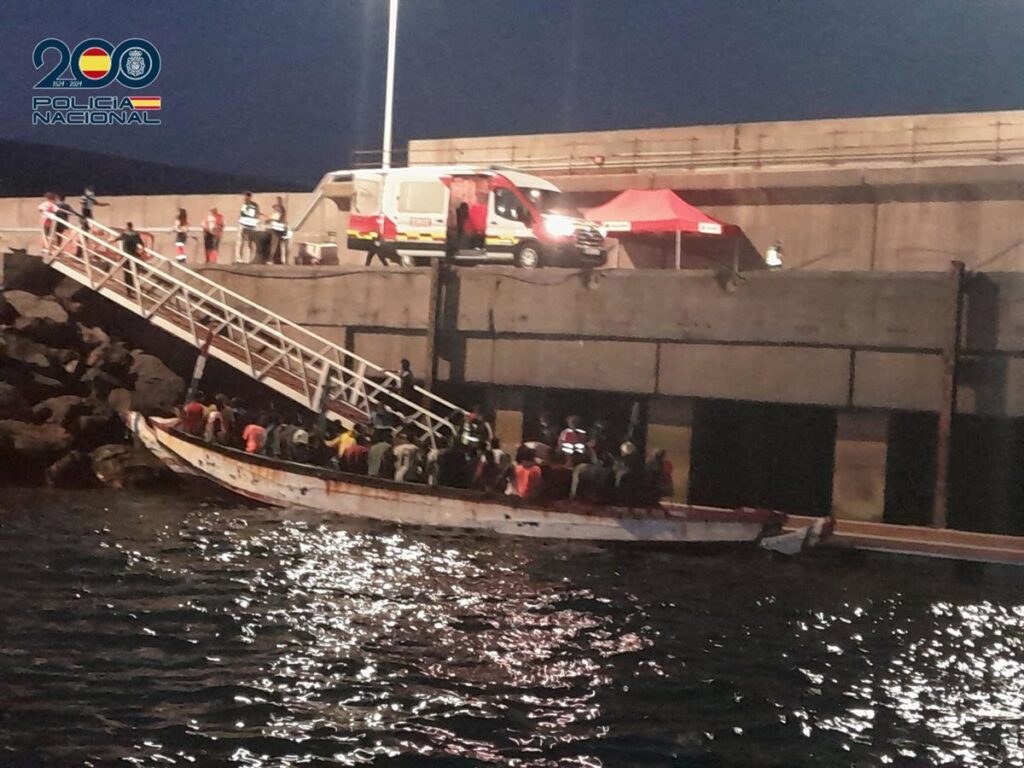 Detenido en La Laguna el patrón de un cayuco que llegó al puerto de Granadilla (Tenerife)